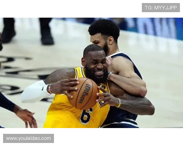 湖人队迎来新赛季首场热身赛 詹姆斯和戴维斯状态火热 展现强劲默契