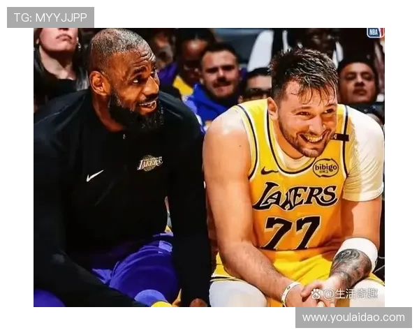 《湖人战胜勇士迎来新赛季首胜 詹姆斯与戴维斯双星闪耀全场》